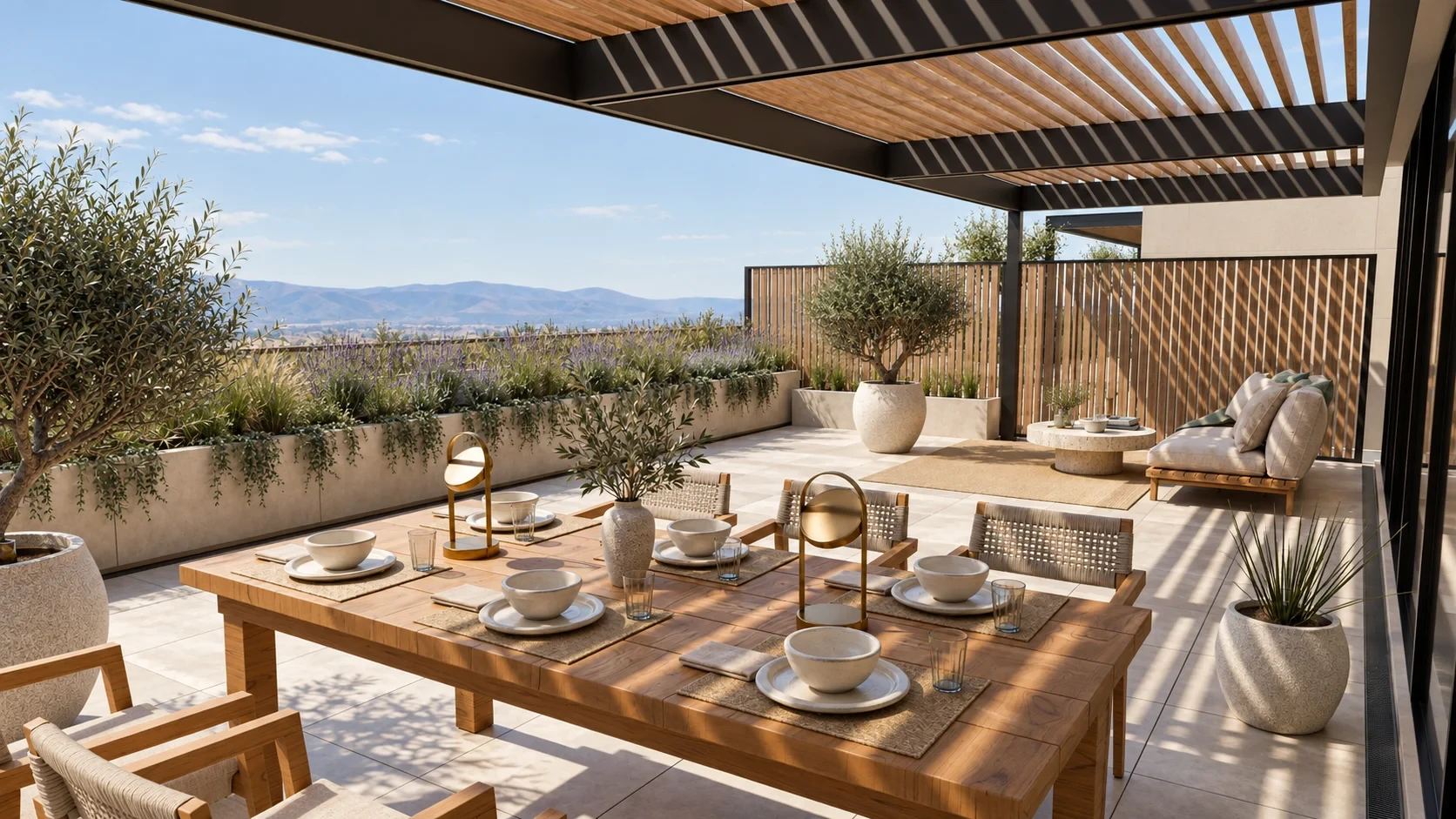 Terraza con comedor exterior bajo pérgola de madera